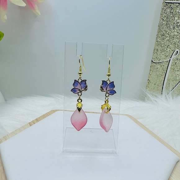 Vintage-Inspired Butterfly Lotus Earrings - Picture 3 of 3
